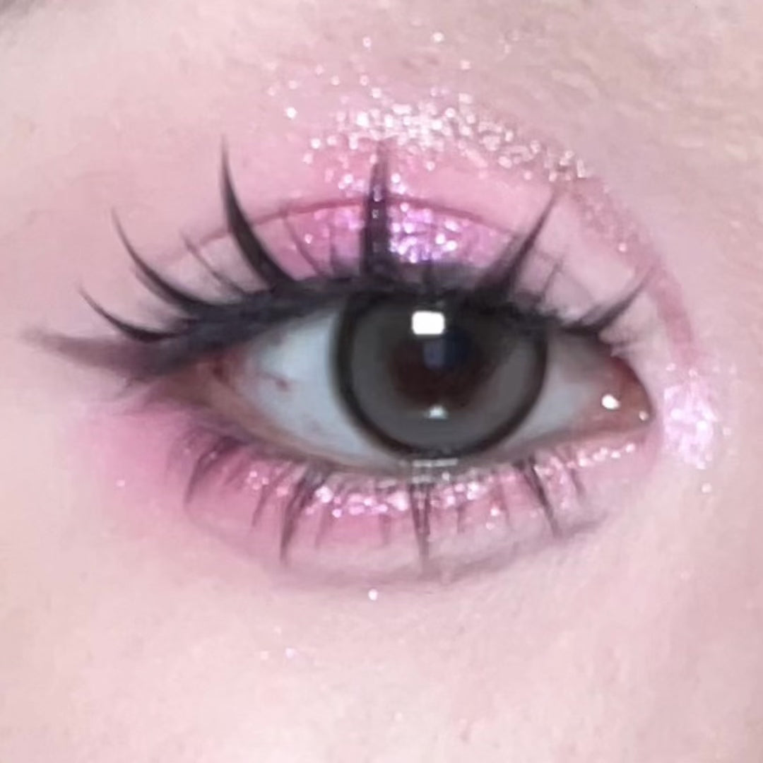 Video tutorial demonstrating the application of 5 Pairs Fairy Lashes for a whimsical and lightweight lash look