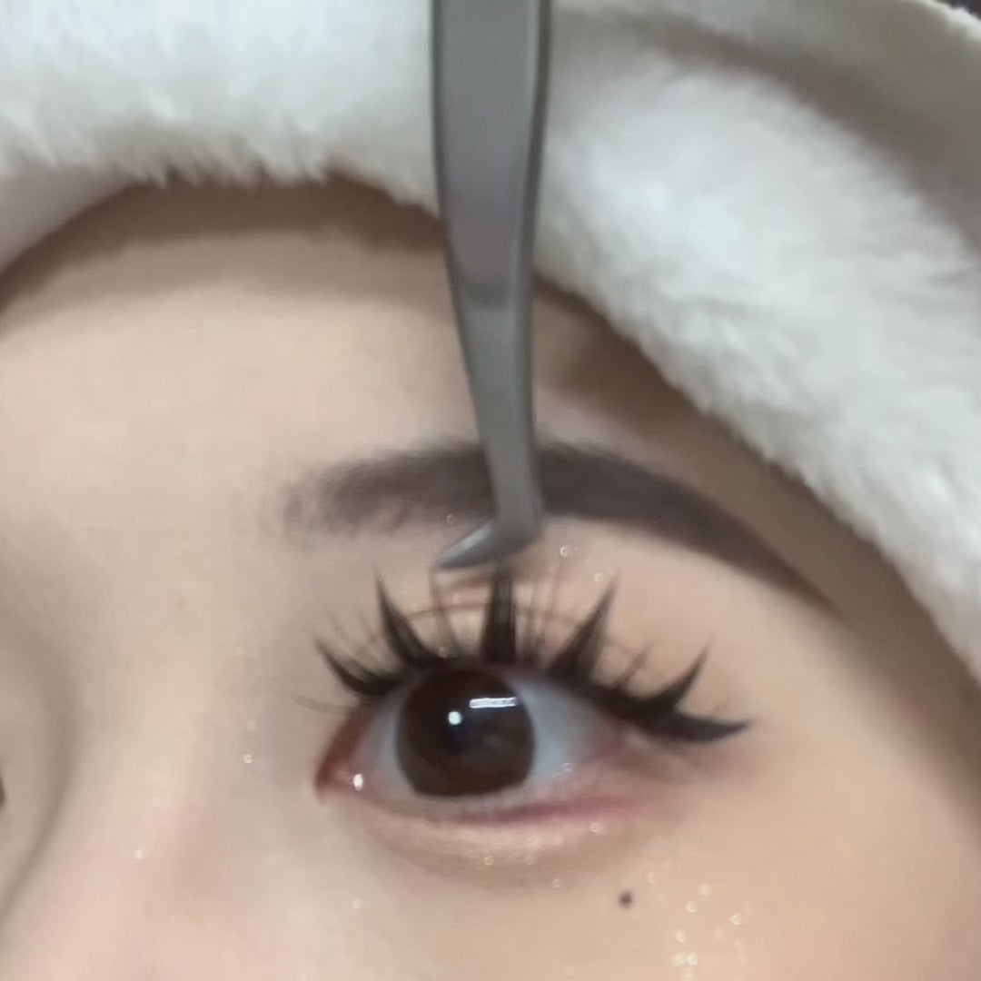 Video tutorial showing how to apply 70PCs Bunny Ear Lashes for a whimsical and spiky lash look