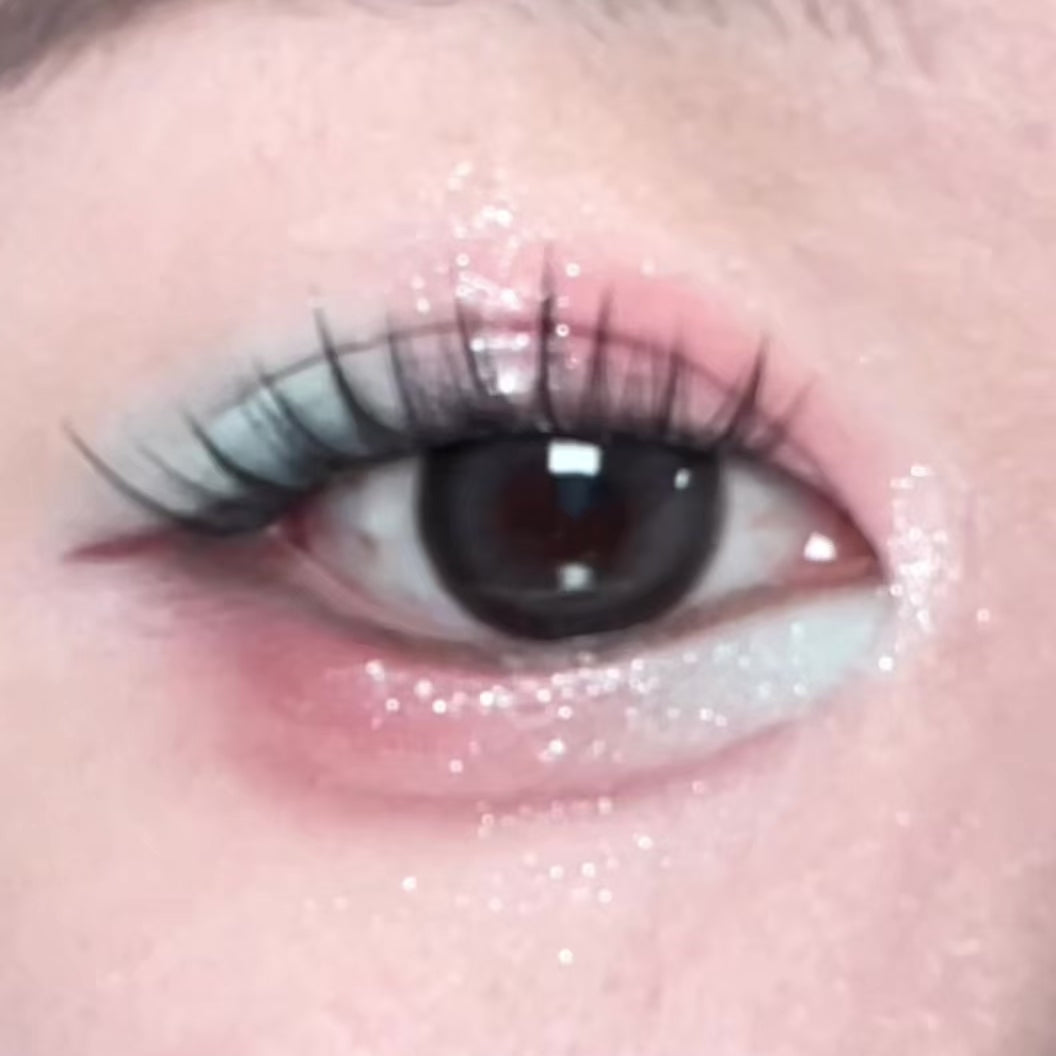 Close-up eye look created using No Glue Milkystar Lashes
