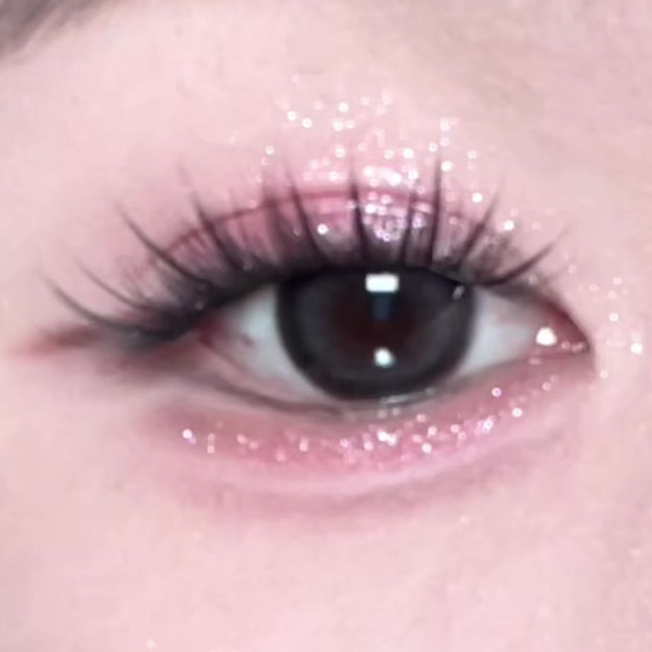 Close-up eye look created using No Glue Sugarpluff Lashes